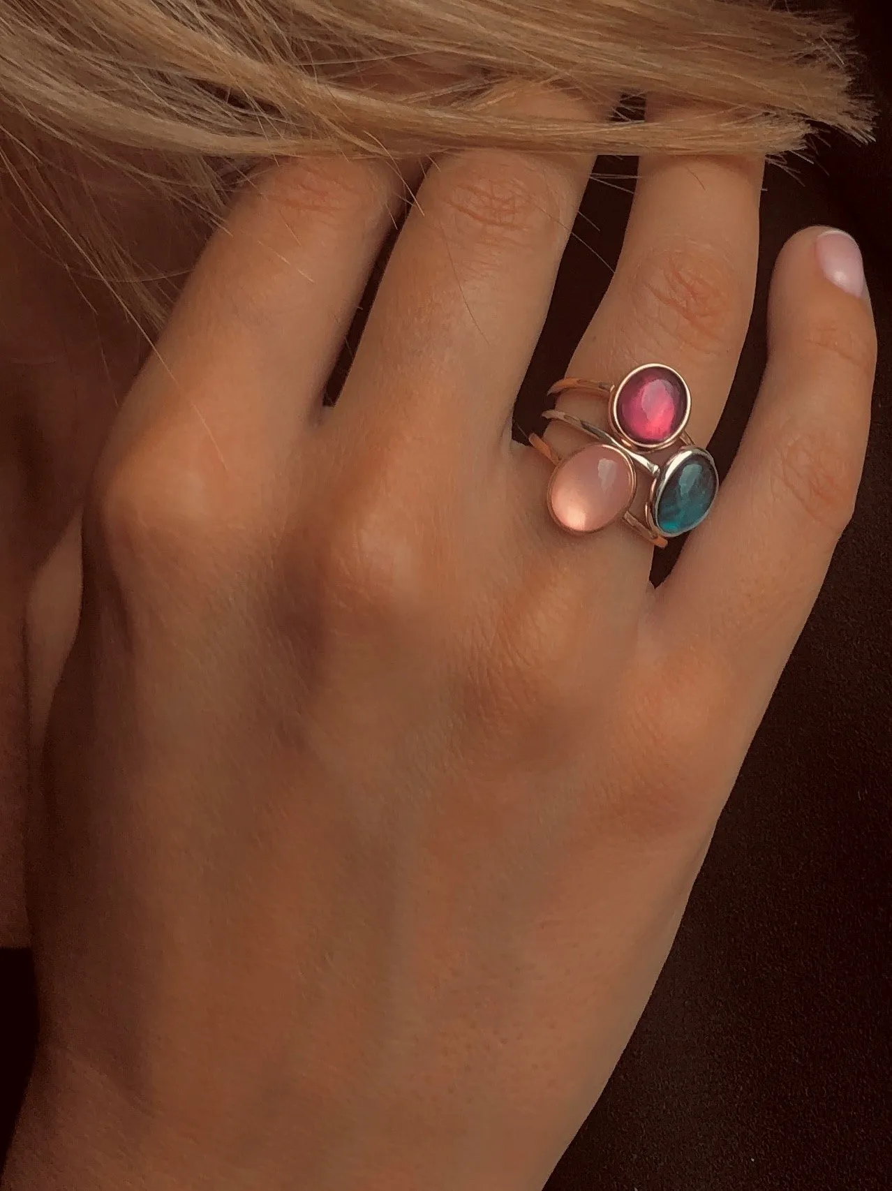 Composition of rings in 925 Silver plated with Rhodium and 18k Rose Gold assembled with London Blue Topaz, Rose Quartz and Pink Tourmaline