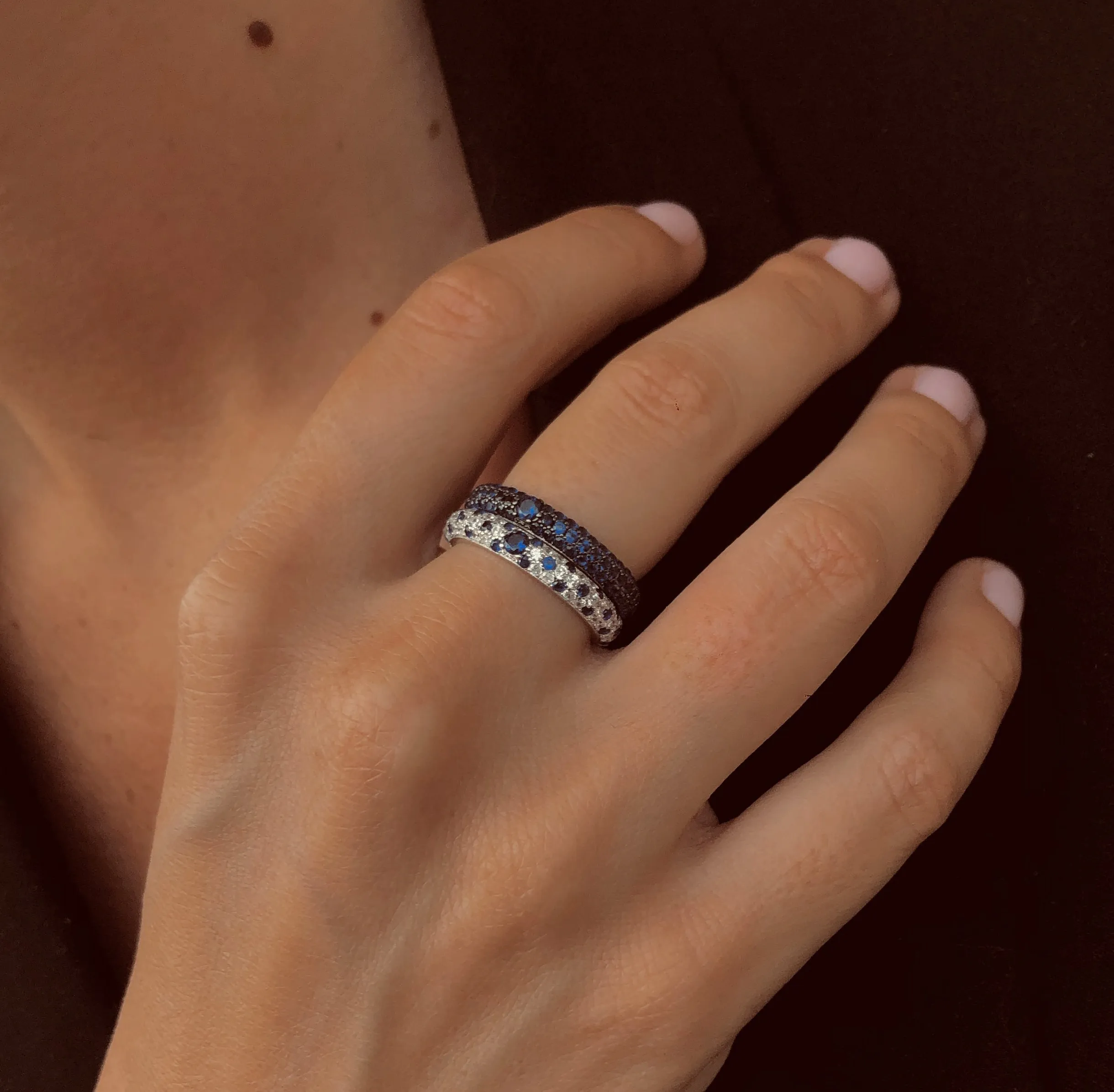 Composition of rings in 925 Silver plated with white and black Rhodium assembled with zirconium oxide