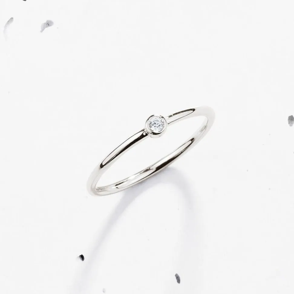 Feather Light Ring | Round Bezel