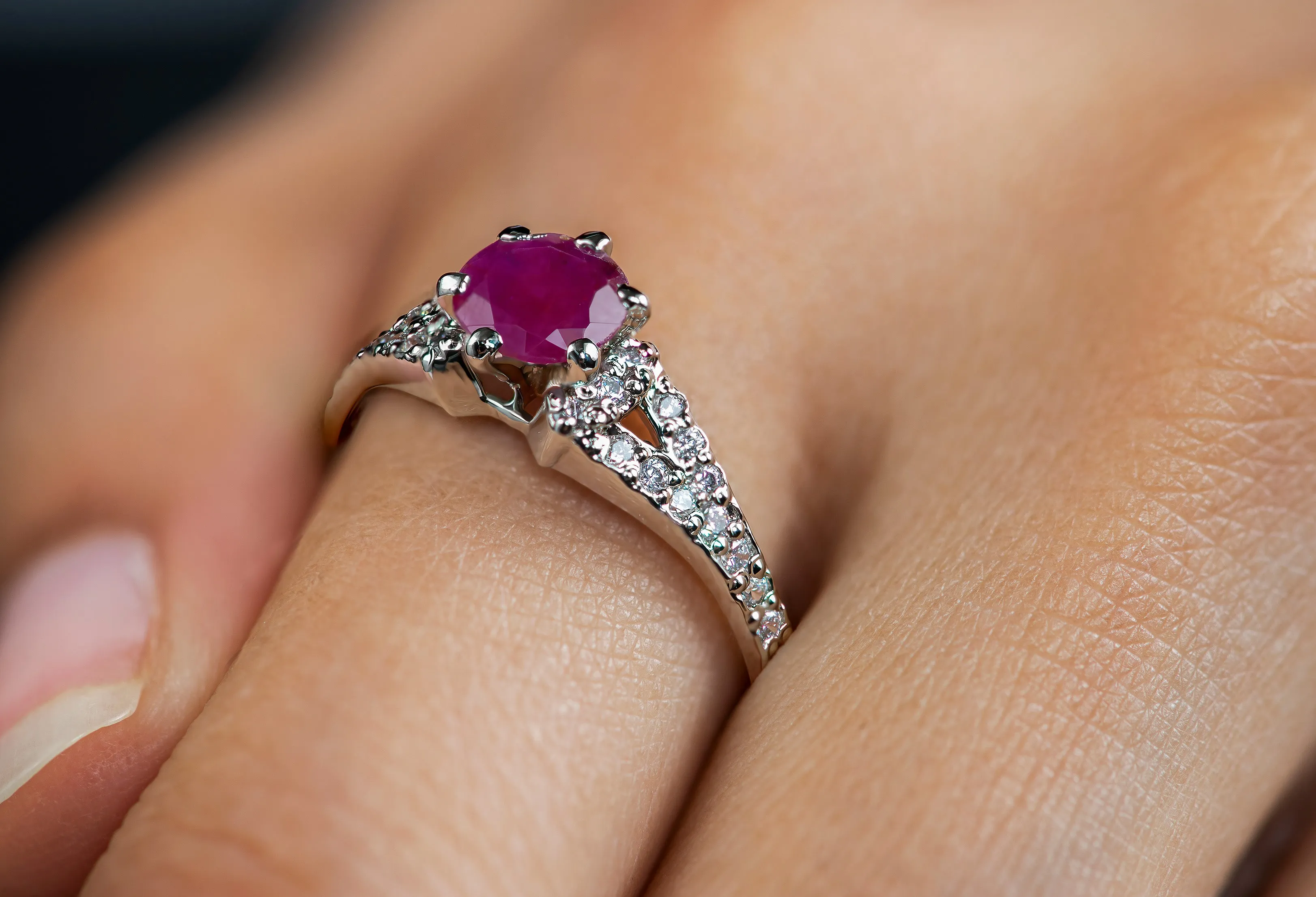 SCARLET SENSATION RING